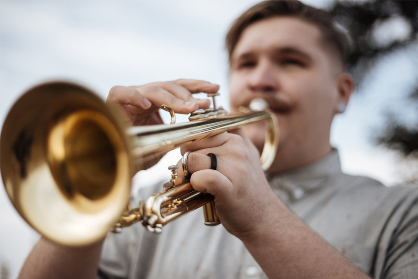 blow your own trumpet